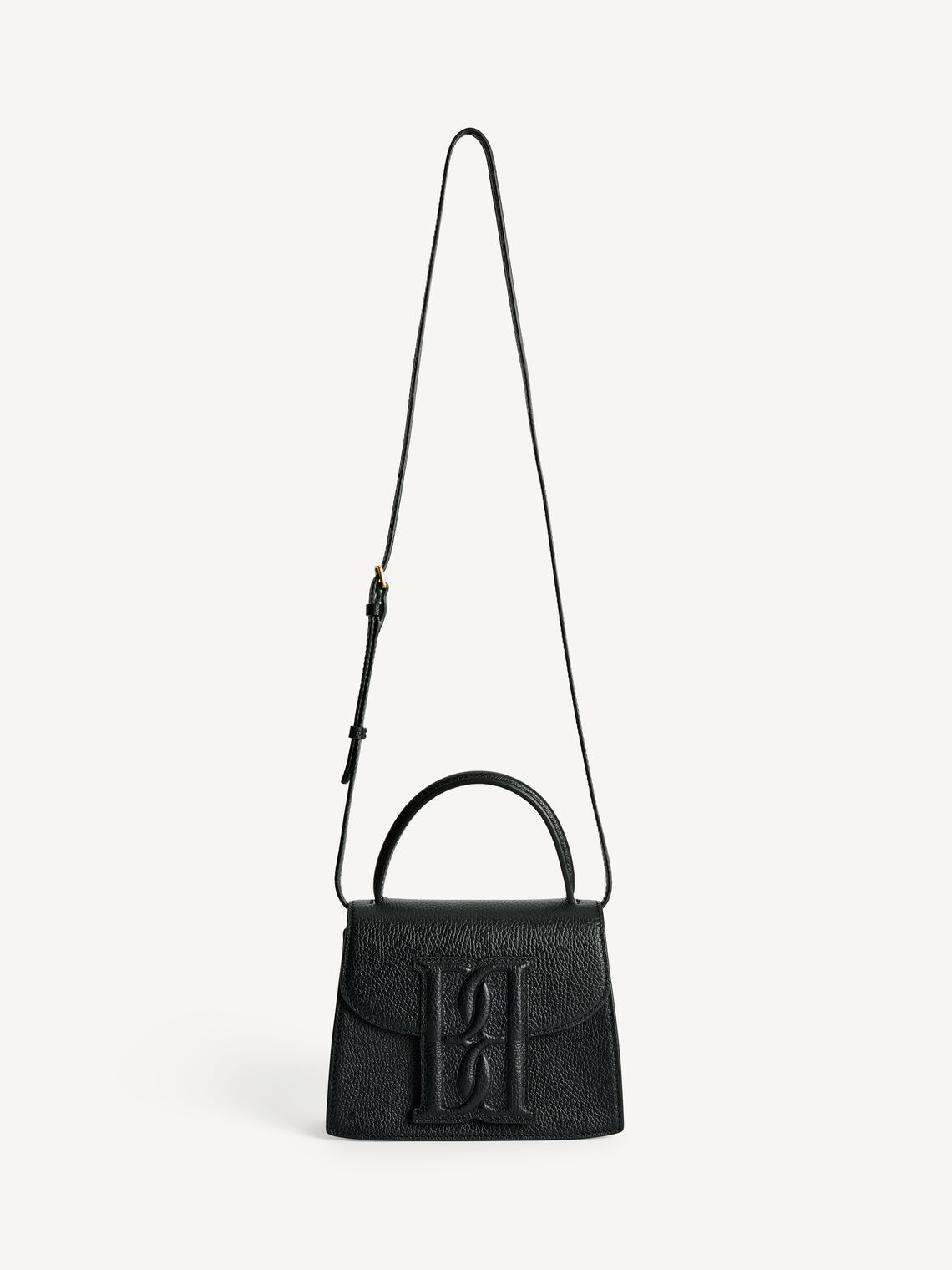 RAMIL veske fra By Malene Birger i fargen sort, laget i strukturert skinn med monogram-motiv i front og justerbar skulderreim.