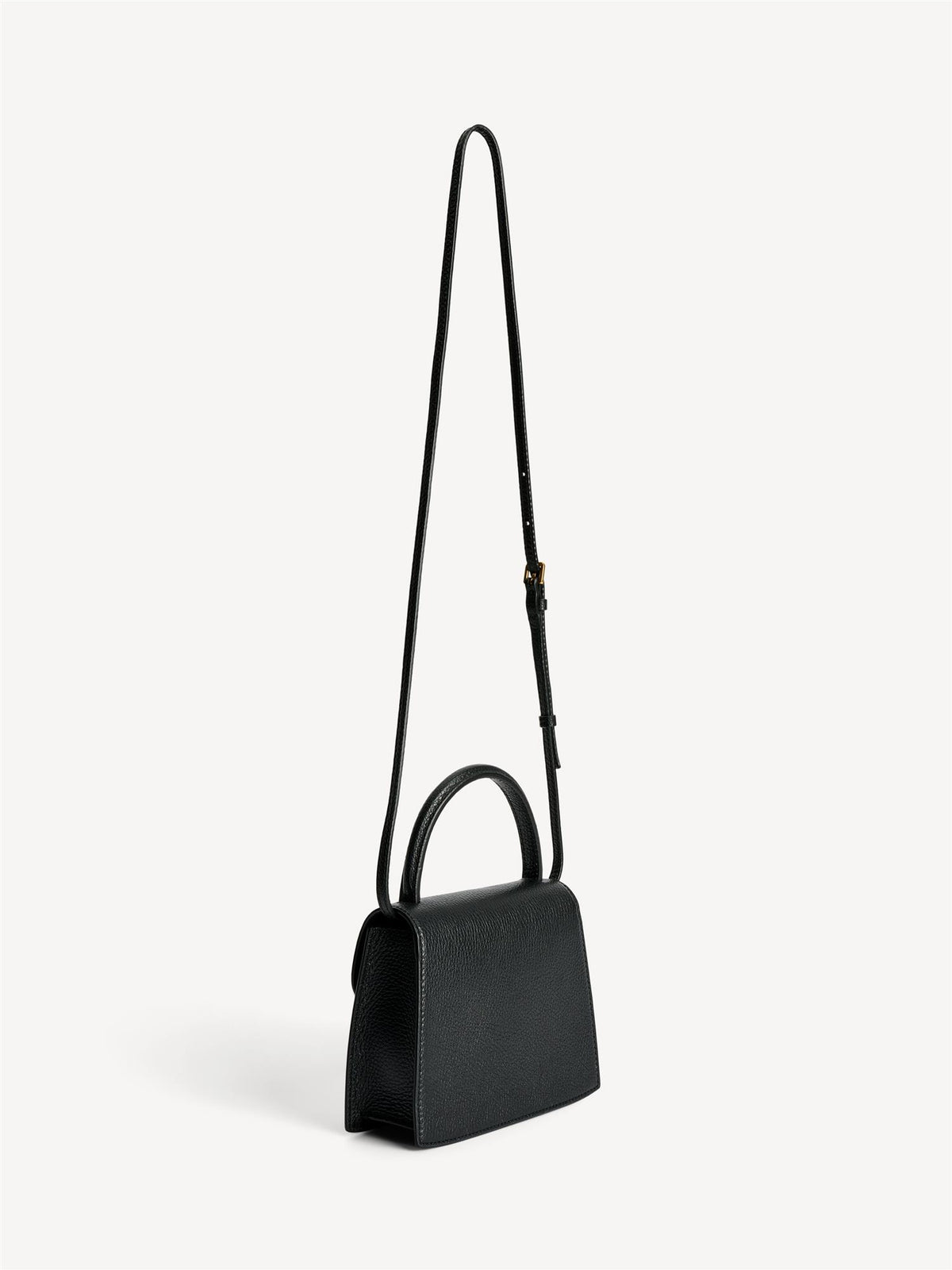 RAMIL veske fra By Malene Birger i fargen sort, laget i strukturert skinn med monogram-motiv i front og justerbar skulderreim.
