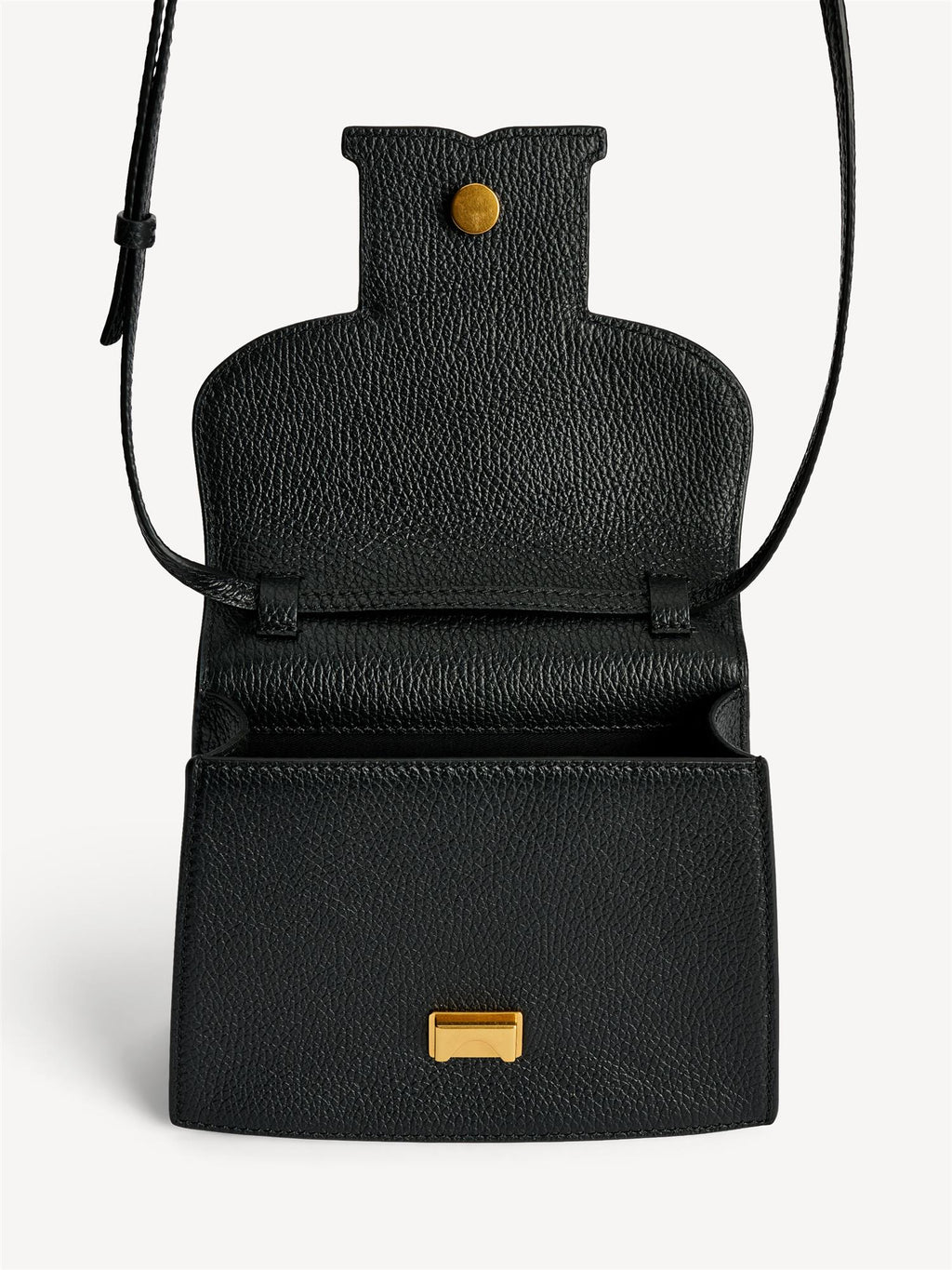 RAMIL veske fra By Malene Birger i fargen sort, laget i strukturert skinn med monogram-motiv i front og justerbar skulderreim.