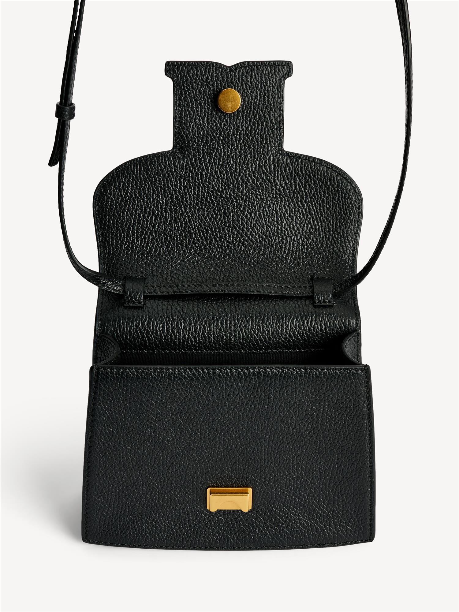 RAMIL veske fra By Malene Birger i fargen sort, laget i strukturert skinn med monogram-motiv i front og justerbar skulderreim.