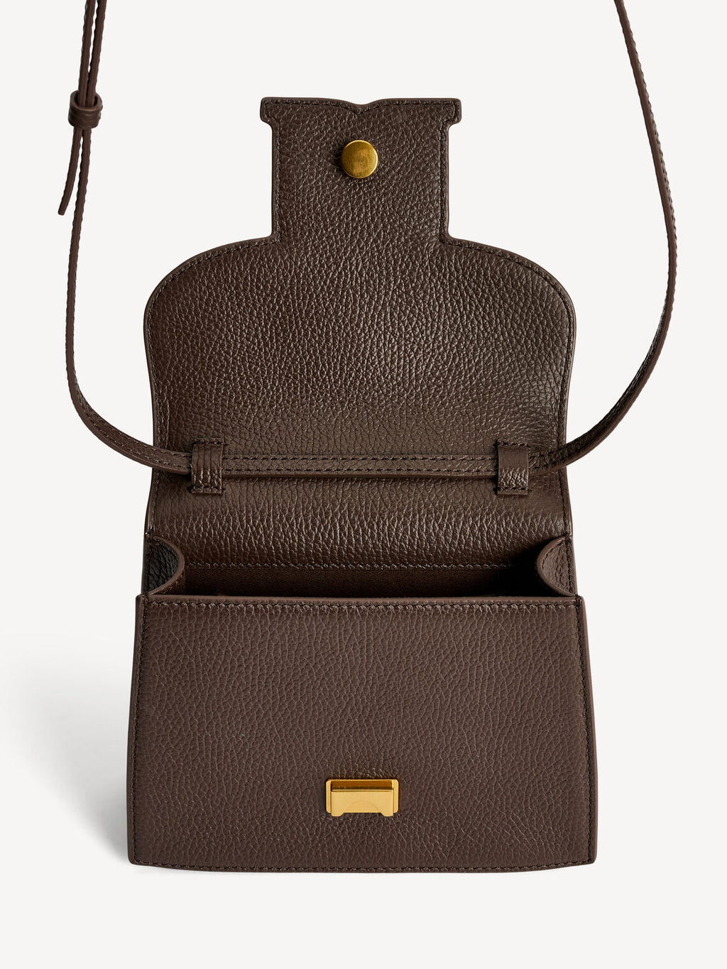 By Malene Birger Ramil veske i strukturert mørkebrun skinn, med monogram-motiv i front og justerbar skulderreim.