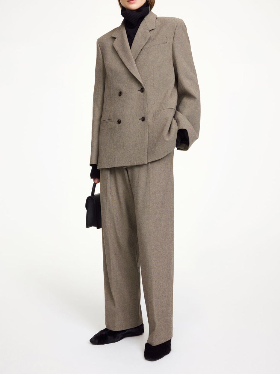 By Malene Birger Ramona dressjakke i brun, med et dobbeltspent design og en feminin, ledig passform.