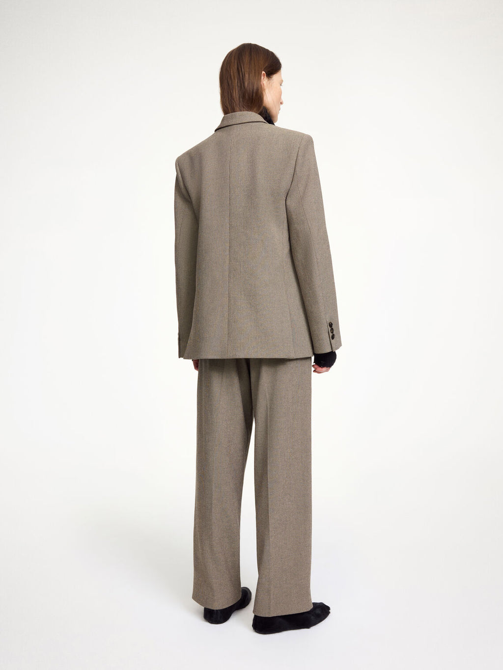 By Malene Birger Ramona dressjakke i brun, med et dobbeltspent design og en feminin, ledig passform.