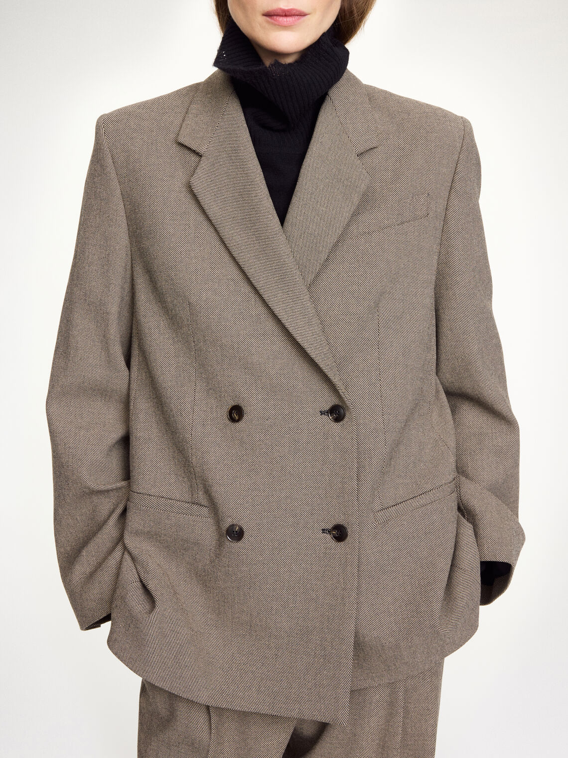 By Malene Birger Ramona dressjakke i brun, med et dobbeltspent design og en feminin, ledig passform.