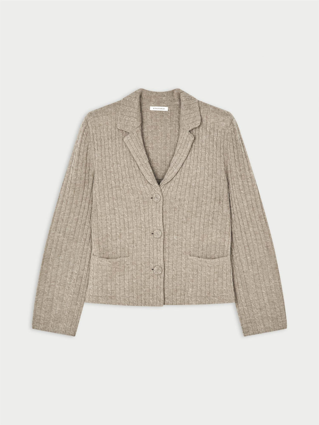 RIVA cardigan fra By Malene Birger i fargen beige, laget i 90% ull og 10% cashmere. Kabelstrikket struktur med v-hals, lommer i front, halvveis foret og cropped lengde.