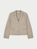 RIVA cardigan fra By Malene Birger i fargen beige, laget i 90% ull og 10% cashmere. Kabelstrikket struktur med v-hals, lommer i front, halvveis foret og cropped lengde.