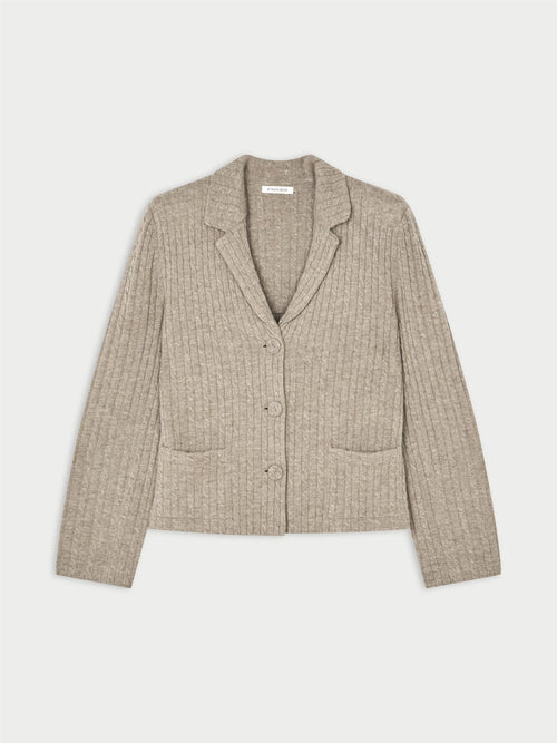 RIVA cardigan fra By Malene Birger i fargen beige, laget i 90% ull og 10% cashmere. Kabelstrikket struktur med v-hals, lommer i front, halvveis foret og cropped lengde.