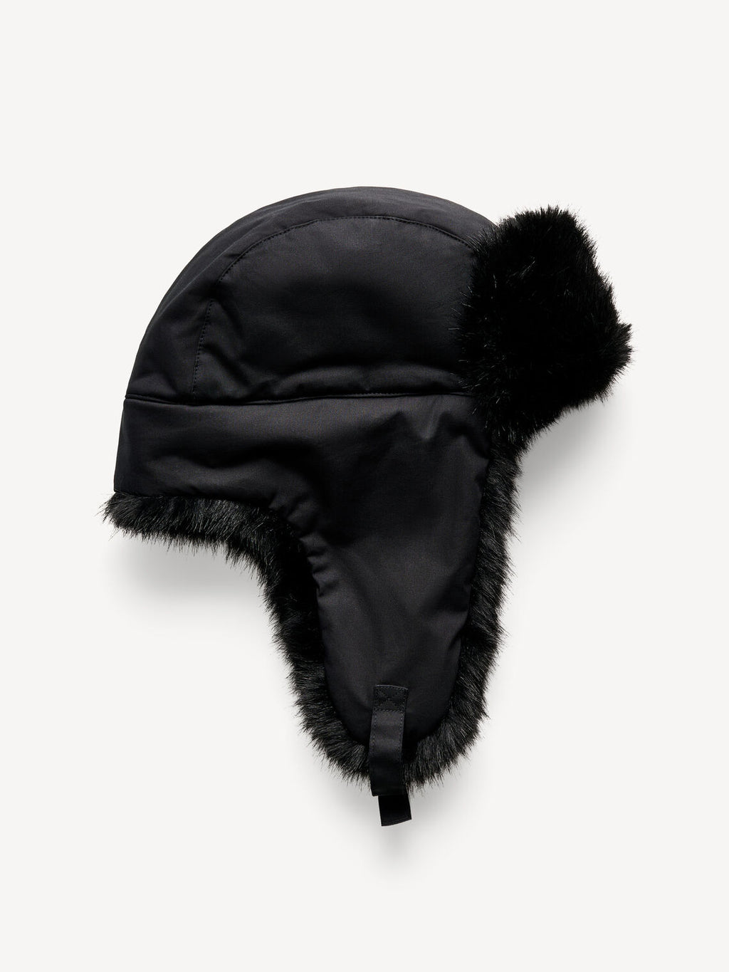 ROLLA vinterlue fra By Malene Birger i fargen sort, laget i vannavvisende 100% bomull med fuskepelskant. Klassisk flylue-silhuett med spenne under haken og brodert monogram.