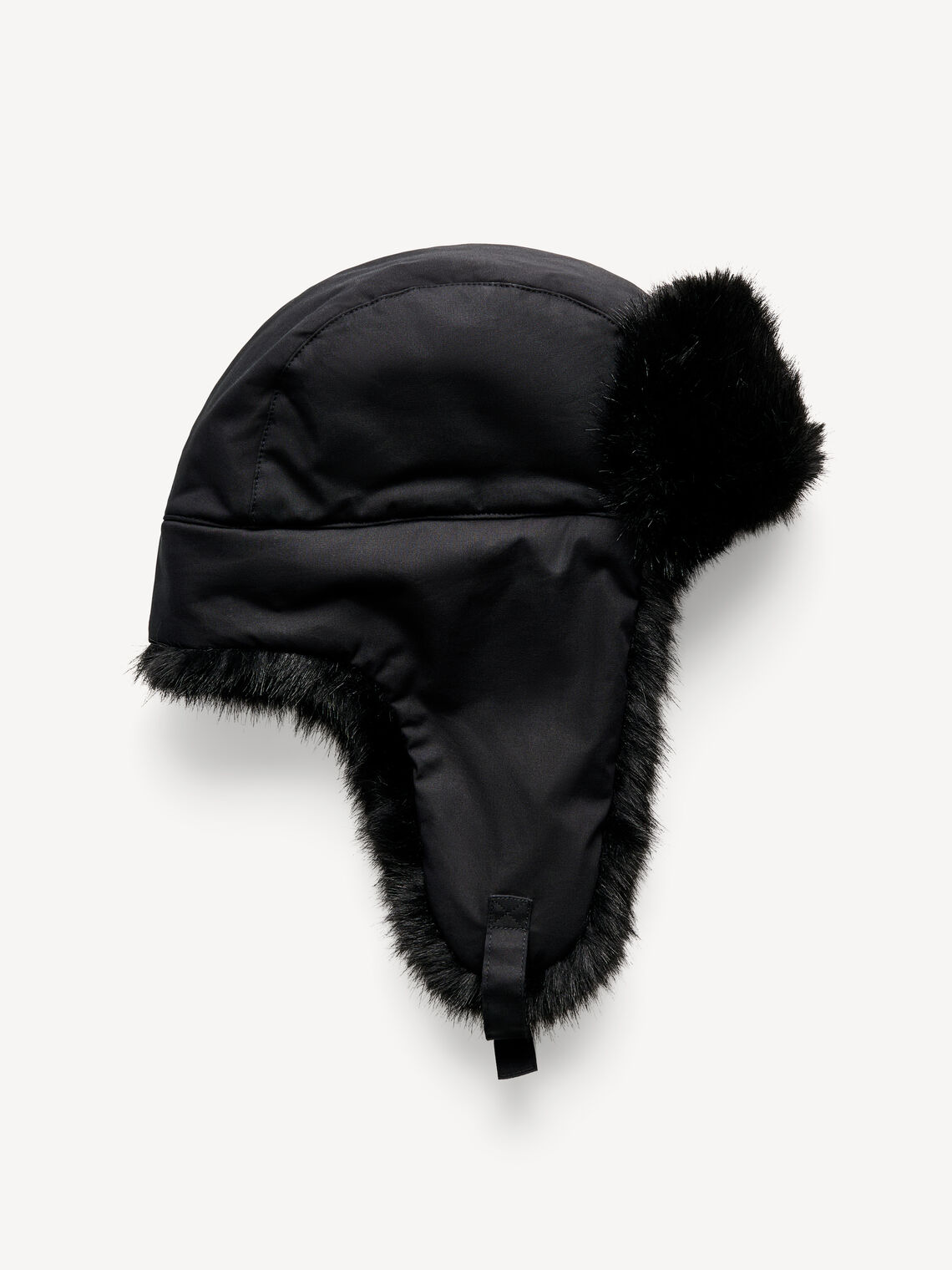 ROLLA vinterlue fra By Malene Birger i fargen sort, laget i vannavvisende 100% bomull med fuskepelskant. Klassisk flylue-silhuett med spenne under haken og brodert monogram.