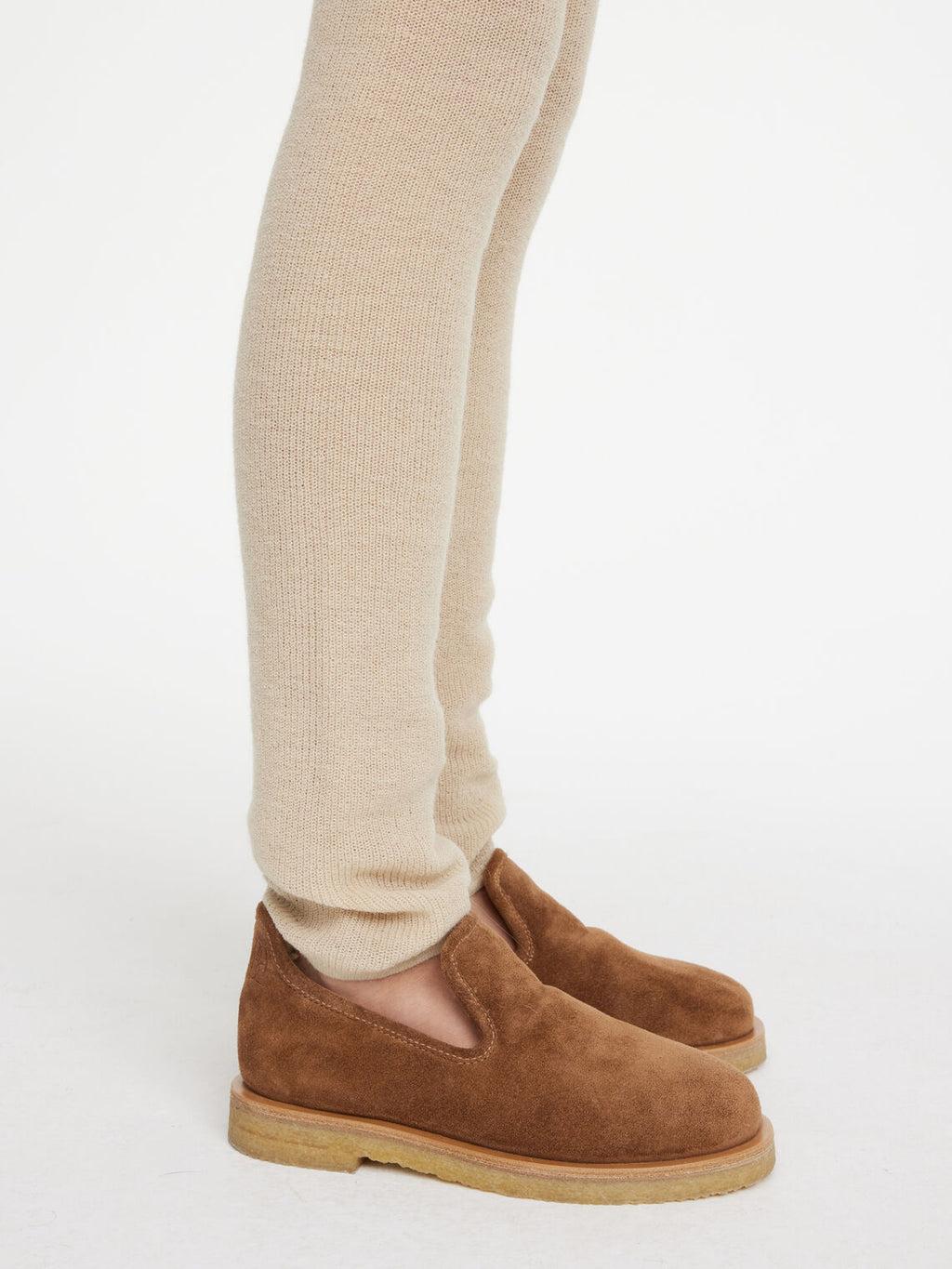 By Malene Birger Romine loafers i brun kuskinn, foret med sherling og med rund tå.