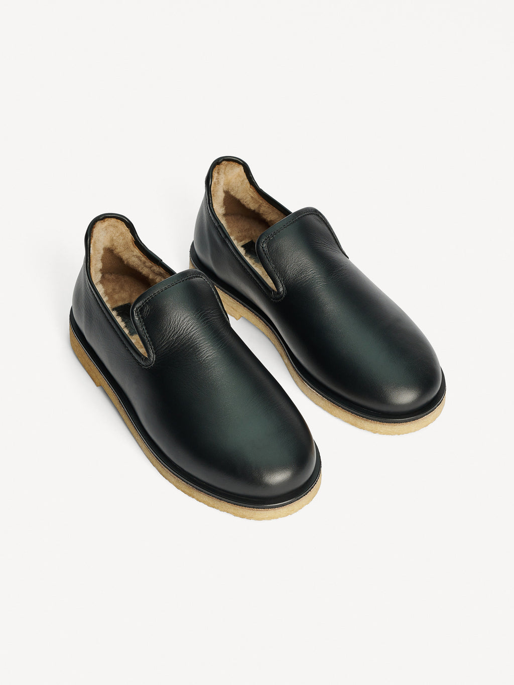 By Malene Birger Romine loafers i sort kuskinn, foret med sherling og med rund tå.
