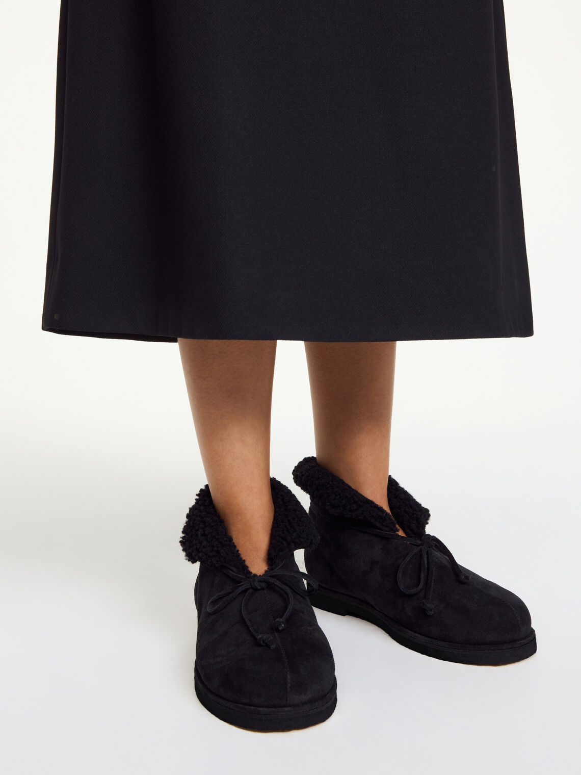 By Malene Birger Romma sko i sort semsket skinn, med sherling på innsiden, rund tå og gummisåle.