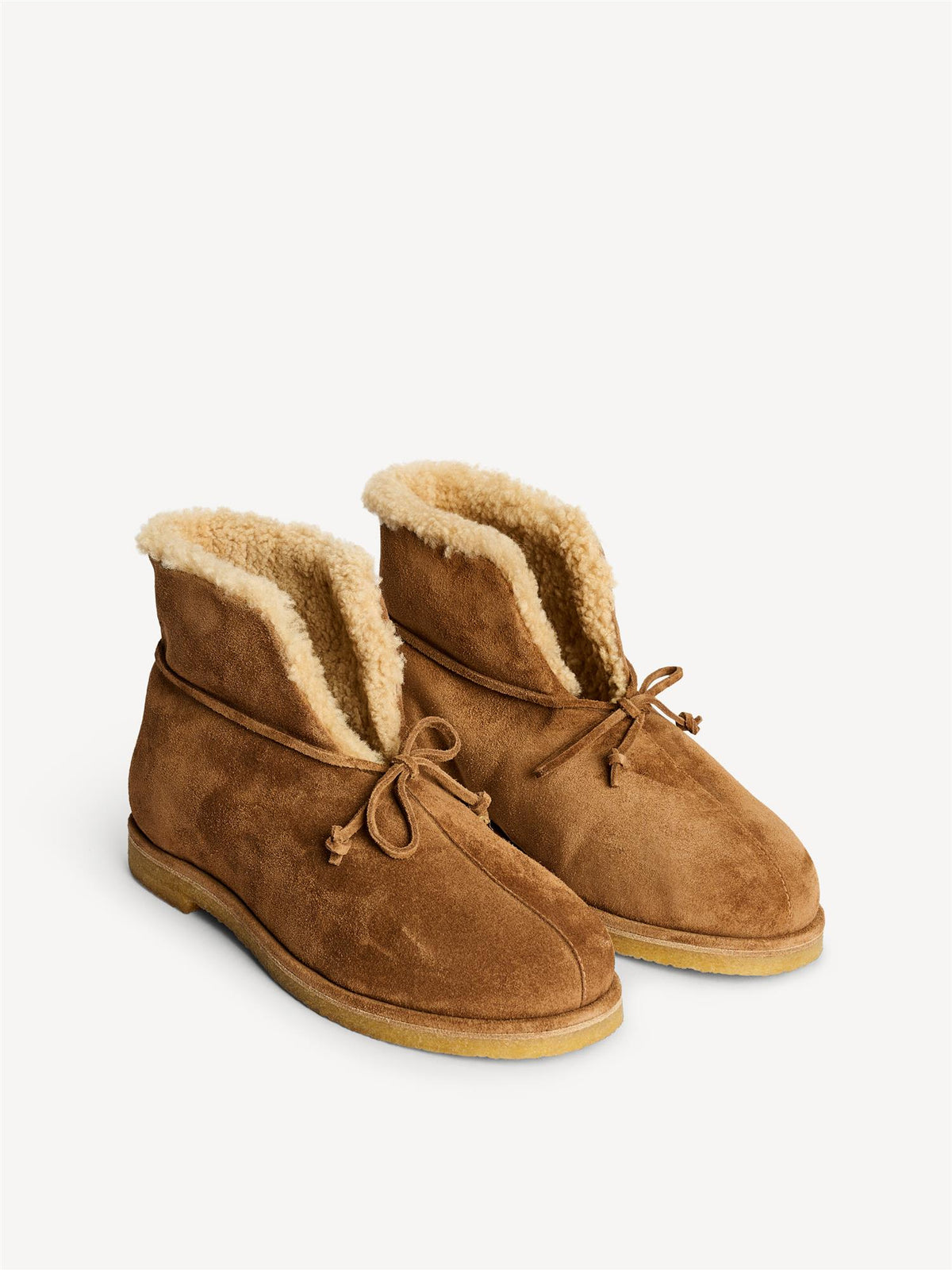By Malene Birger Romma sko i brun semsket kuskinn, med sherling foring, rund tå og gummisåle på 1 cm.
