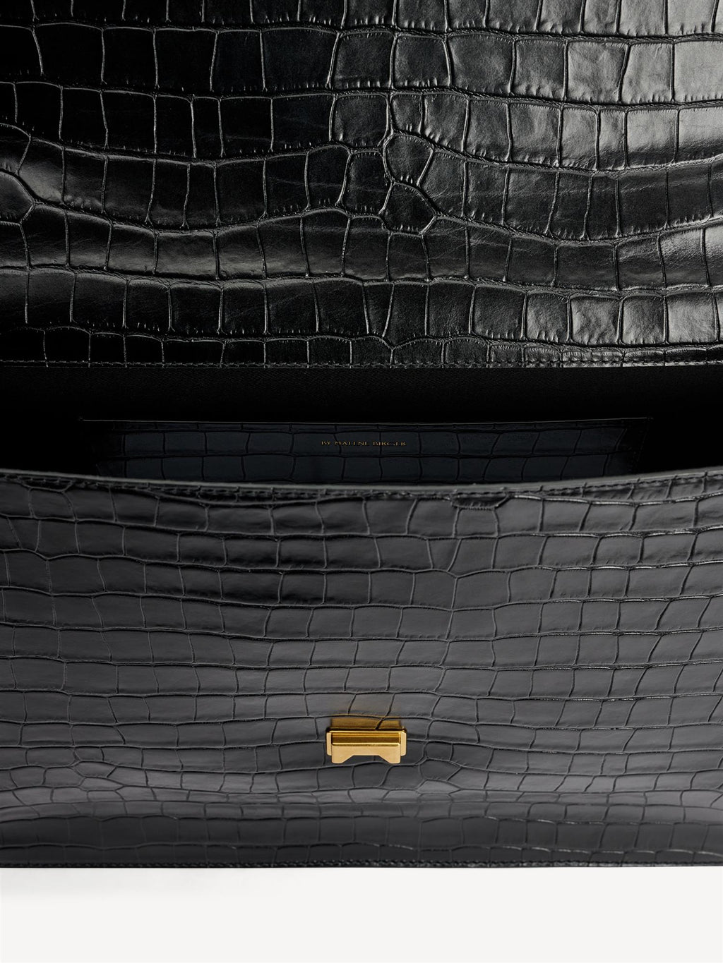 By Malene Birger Ronlas veske i sort kalveskinn med kroko-struktur.