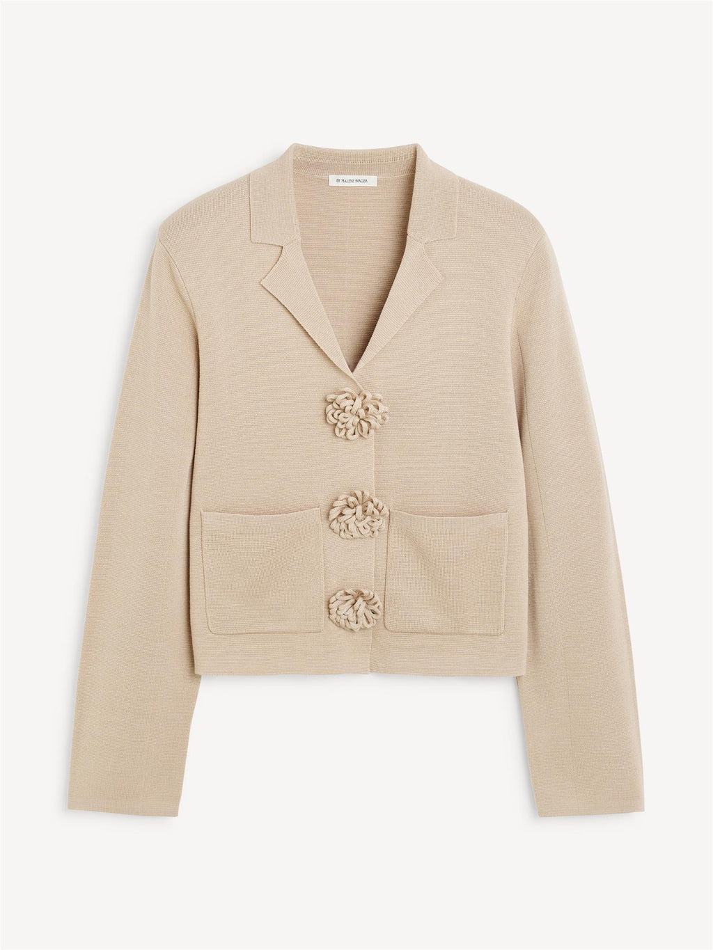 By Malene Birger Rosa cardigan i beige, med blomsterknapper, cropped lengde og laget av viskose og polyamid.