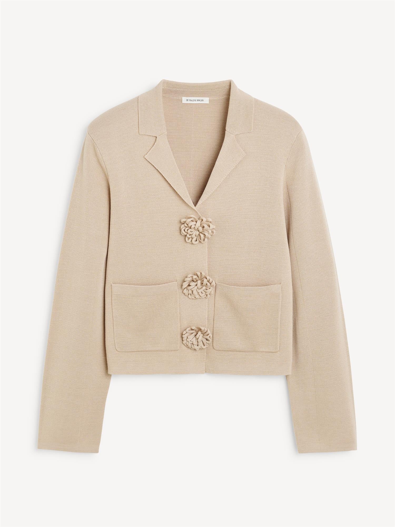By Malene Birger Rosa cardigan i beige, med blomsterknapper, cropped lengde og laget av viskose og polyamid.