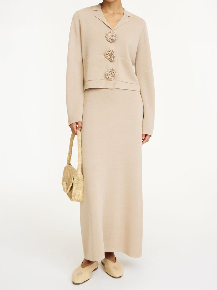 By Malene Birger Rosa cardigan i beige, med blomsterknapper, cropped lengde og laget av viskose og polyamid.