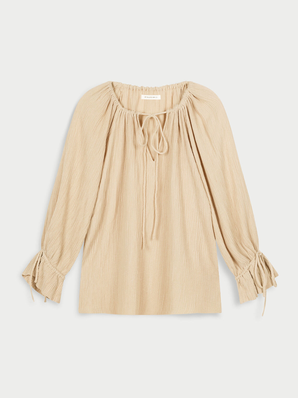 Beige ROSE WEAVE bluse fra By Malene Birger i rami og viskose, løs passform med v-hals, knyting og kort ermelengde.