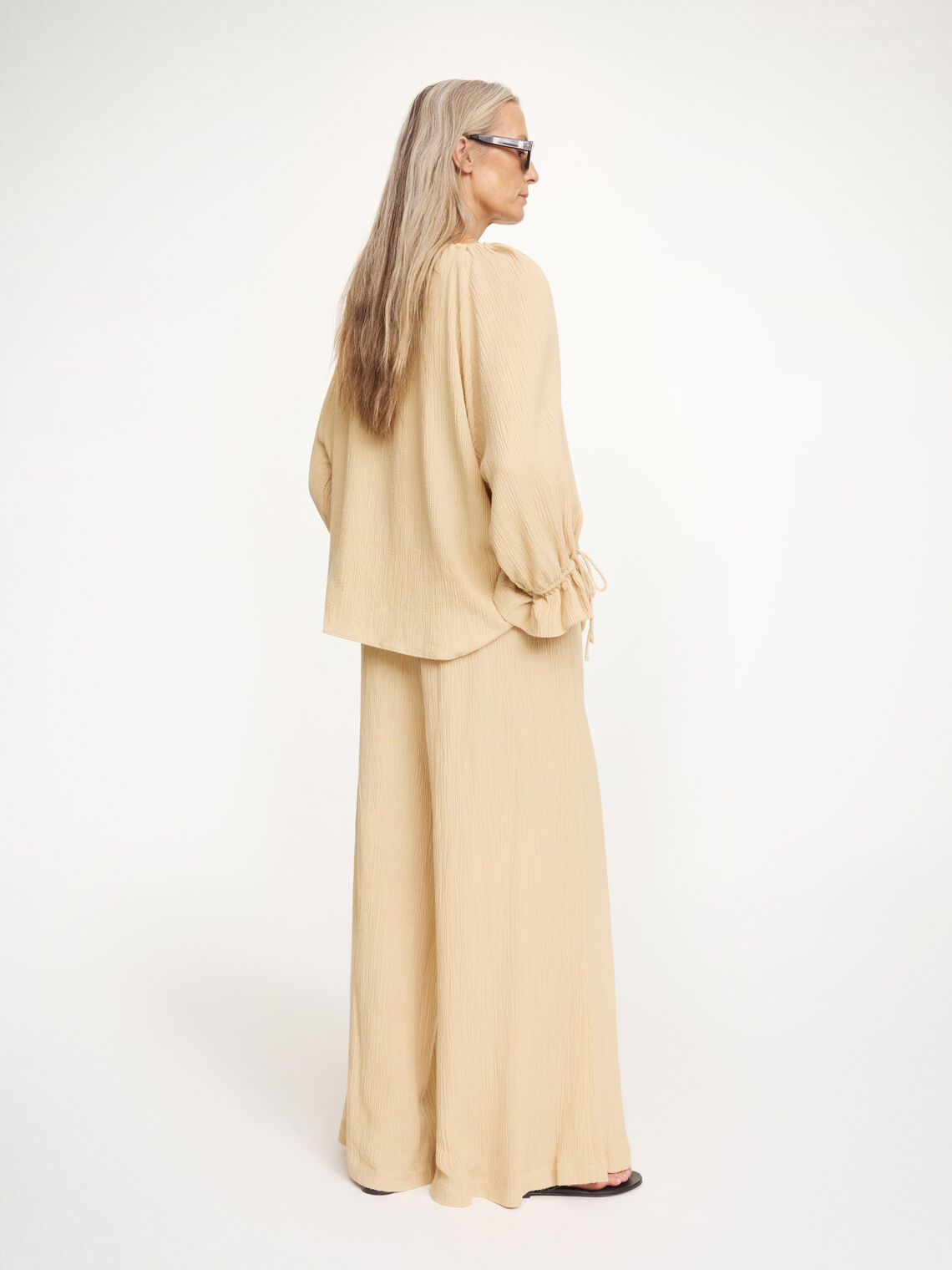 Beige ROSE WEAVE bluse fra By Malene Birger, detalj av strukturstoff i rami og viskose.