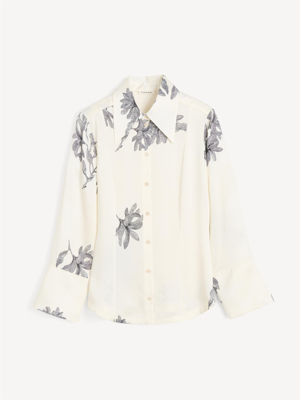 By Malene Birger Rosiannas skjortebluse med blomstermønster, laget av acetat og polyester, med en 70-talls krage og brede mansjetter.