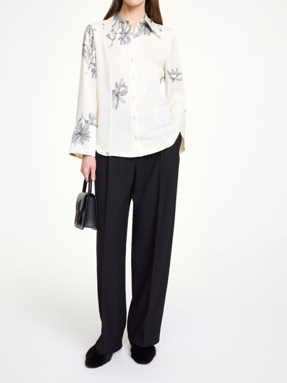 By Malene Birger Rosiannas skjortebluse med blomstermønster, laget av acetat og polyester, med en 70-talls krage og brede mansjetter.