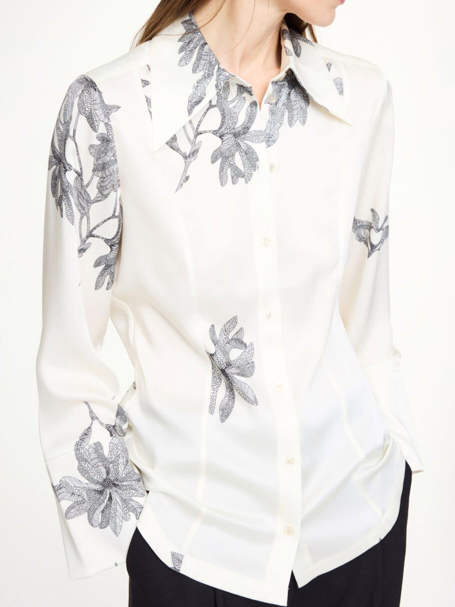 By Malene Birger Rosiannas skjortebluse med blomstermønster, laget av acetat og polyester, med en 70-talls krage og brede mansjetter.