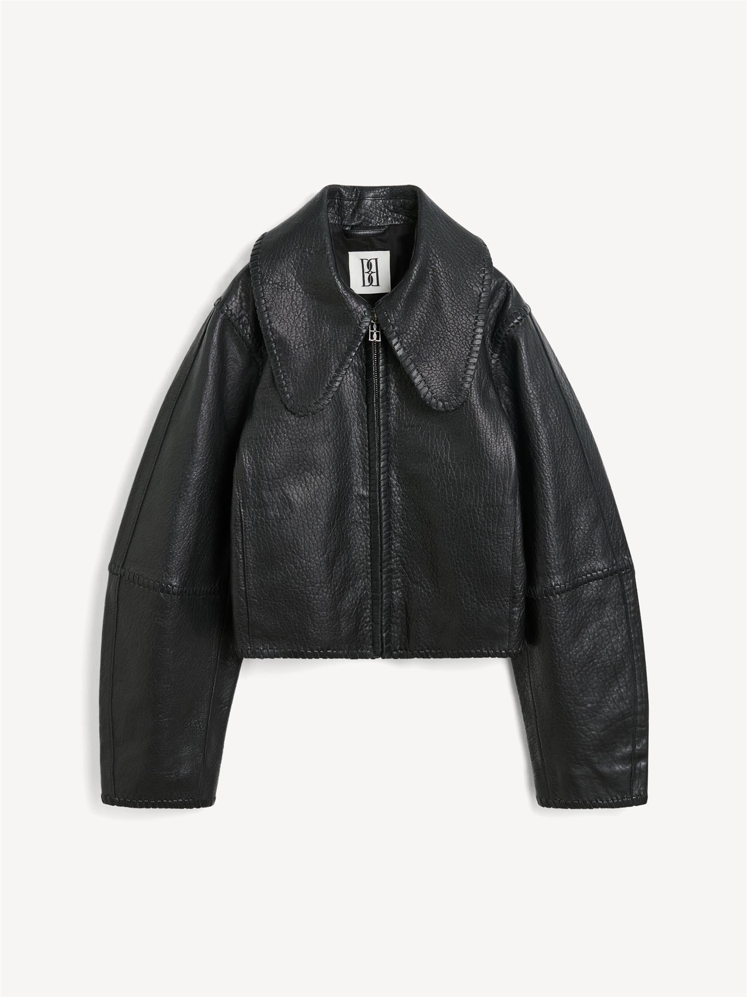 By Malene Birger Rowani kort skinnjakke i sort, laget av lammeskinn, med flettedetaljer og en cropped passform.