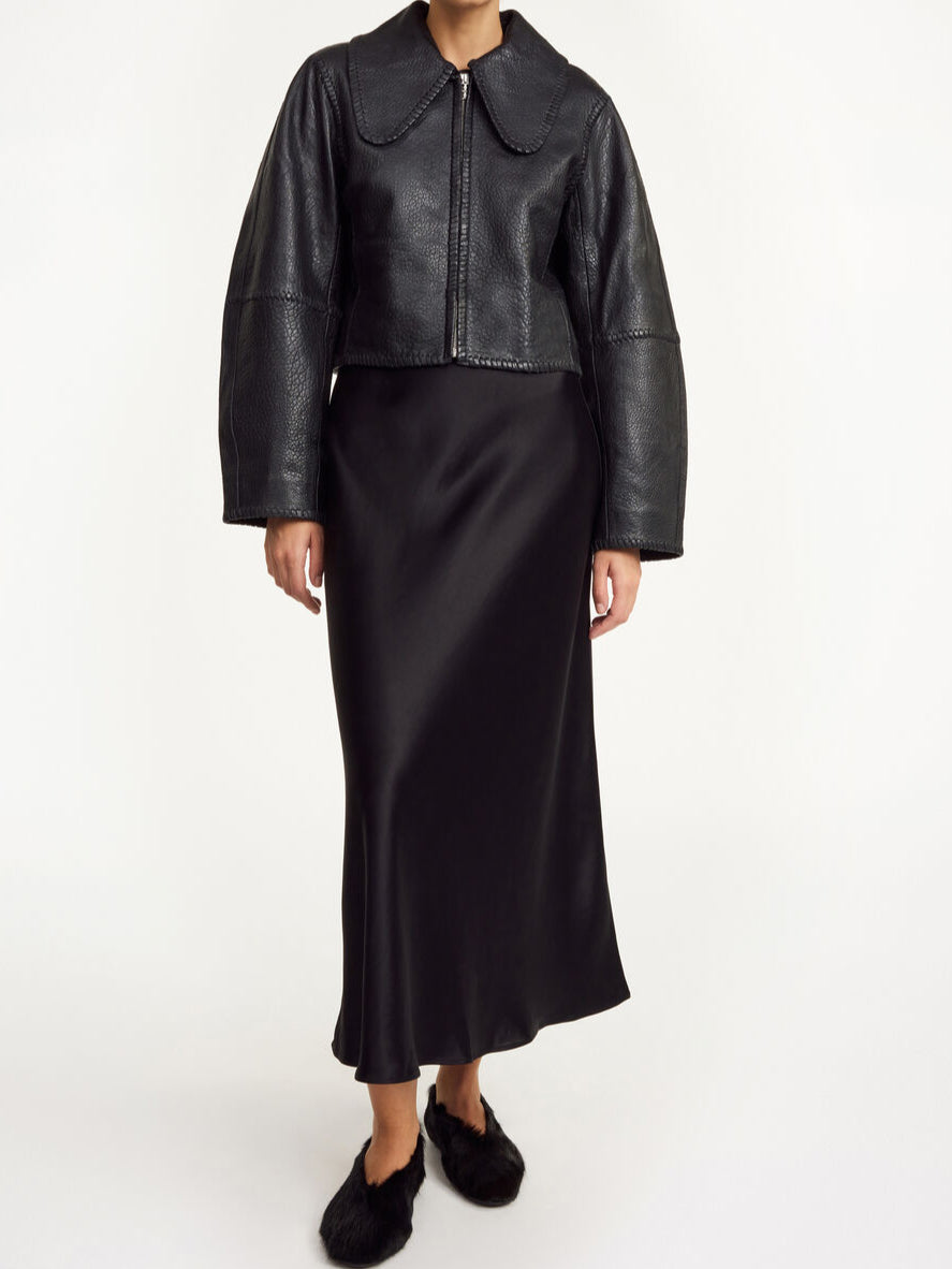 By Malene Birger Rowani kort skinnjakke i sort, laget av lammeskinn, med flettedetaljer og en cropped passform.