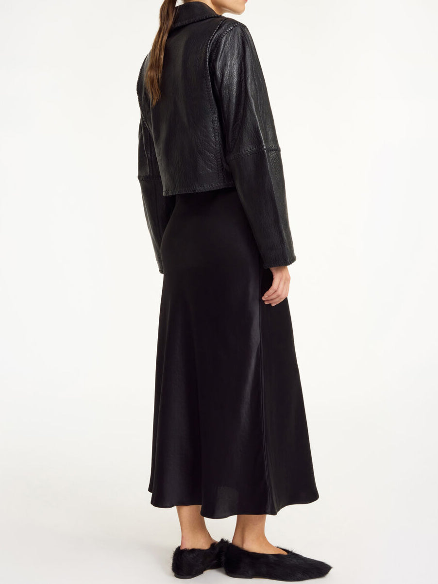 By Malene Birger Rowani kort skinnjakke i sort, laget av lammeskinn, med flettedetaljer og en cropped passform.