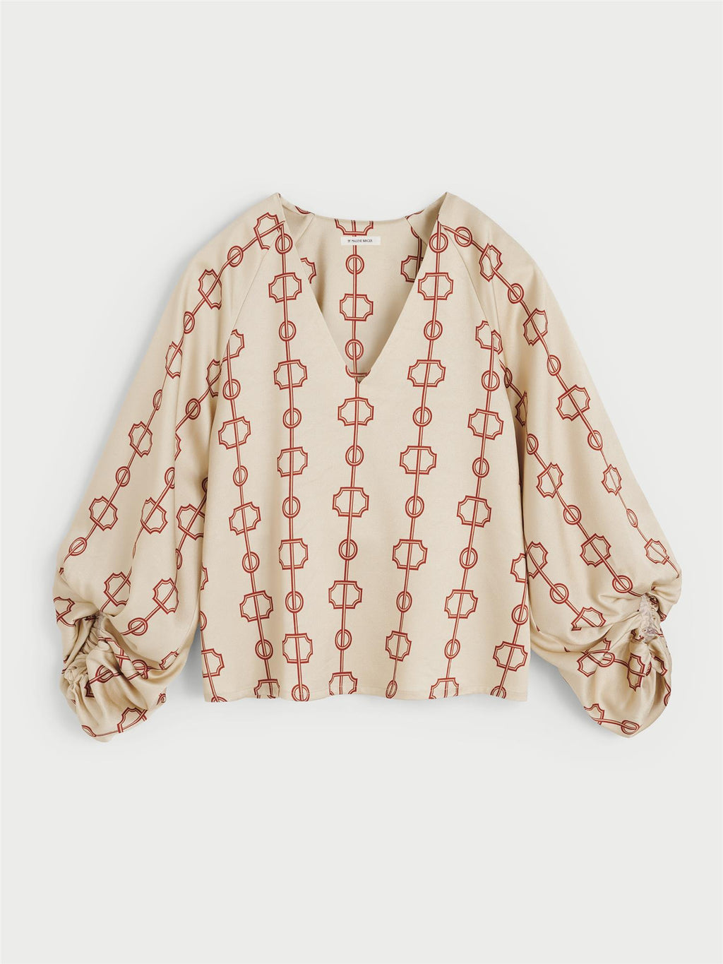 SALIA bluse fra By Malene Birger med egenutviklet print, laget i 85% acetat og 15% polyester. Raglanermer med ballongfasong, v-hals og strikk i mansjettene.