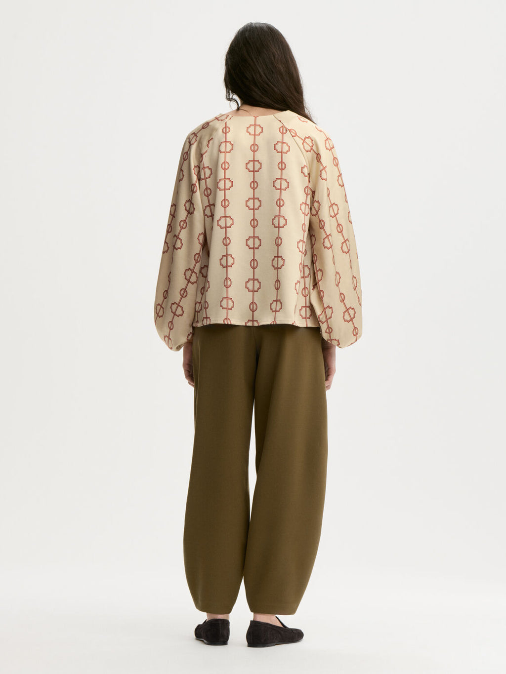 SALIA bluse fra By Malene Birger med egenutviklet print, laget i 85% acetat og 15% polyester. Raglanermer med ballongfasong, v-hals og strikk i mansjettene.