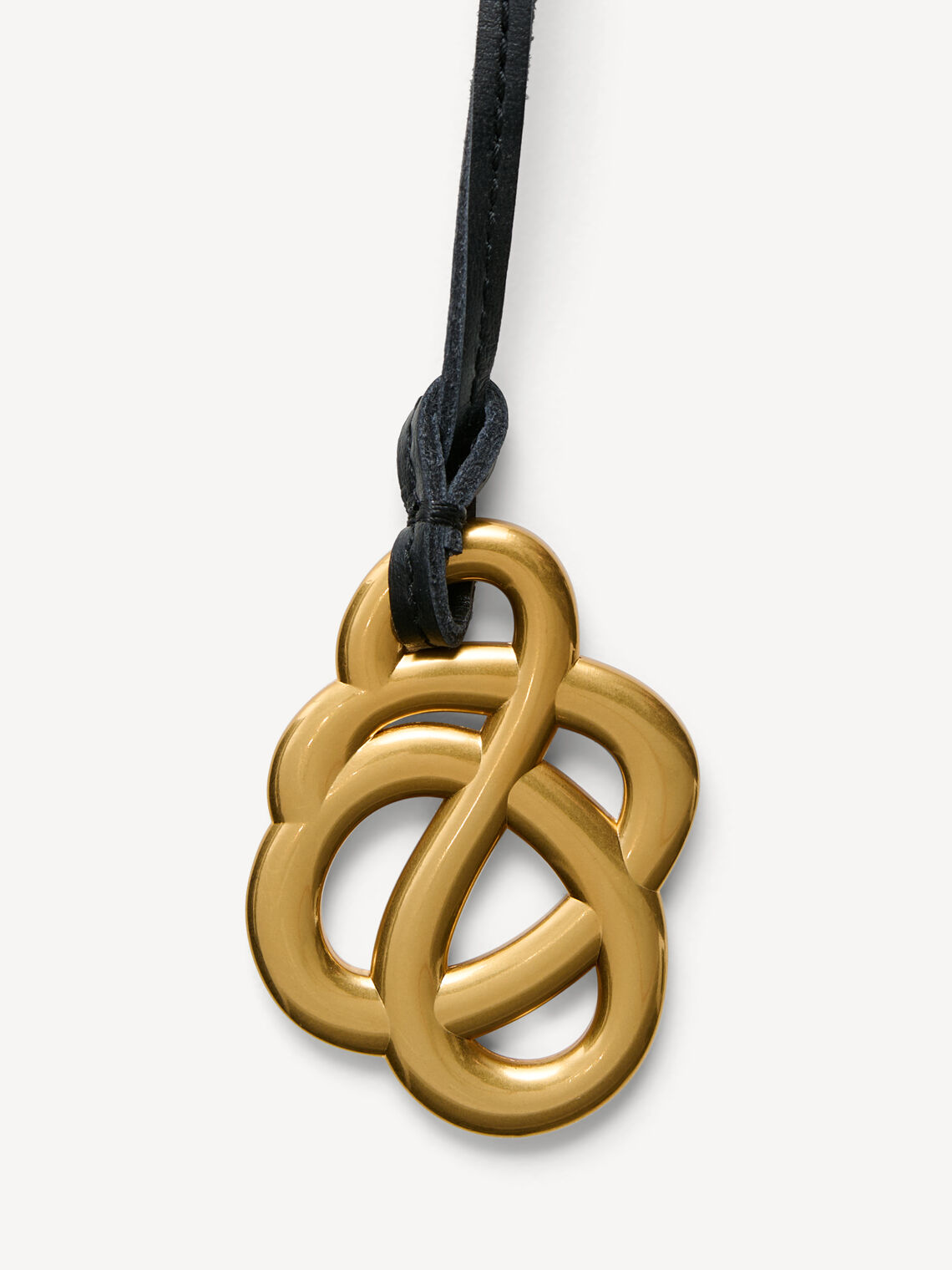 By Malene Birger Sallon belte i sort kuskinn, med swirl-motiv som spenne og knyting.