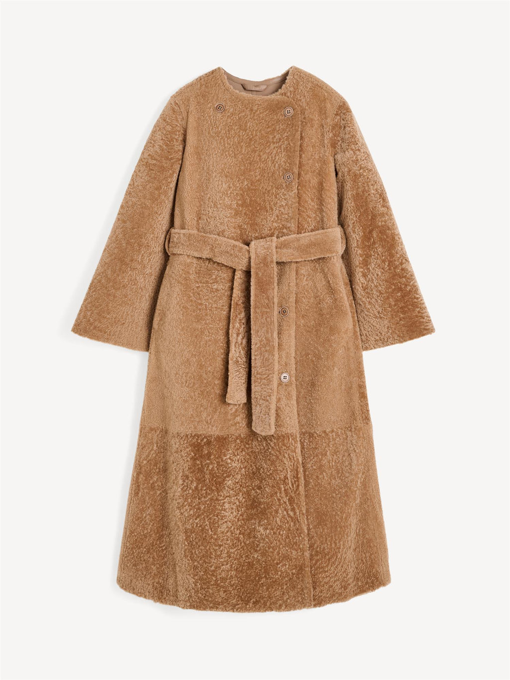 By Malene Birger Sandria lammeskinnskåpe i brun, laget av 100% lammeskinn og pels, med avtagbart belte og maksilengde.