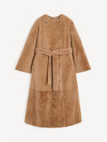 By Malene Birger Sandria lammeskinnskåpe i brun, laget av 100% lammeskinn og pels, med avtagbart belte og maksilengde.