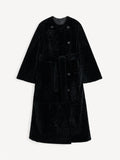 By Malene Birger Sandria lammeskinnskåpe i sort, laget av 100% lammeskinn og pels, med avtagbart belte og maksilengde.