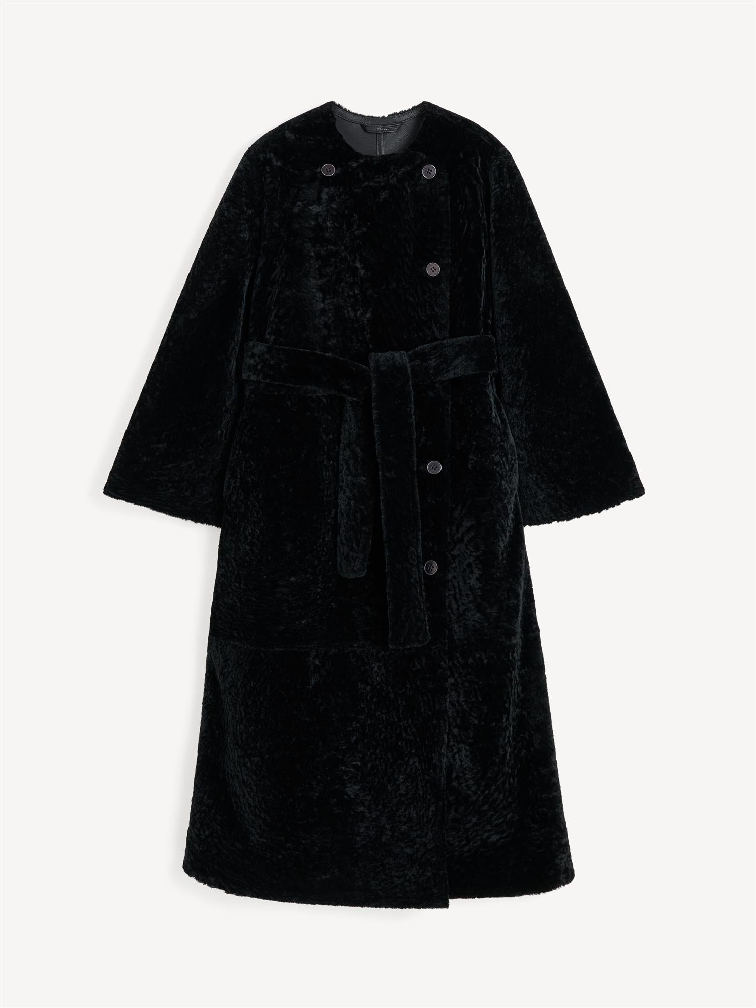 By Malene Birger Sandria lammeskinnskåpe i sort, laget av 100% lammeskinn og pels, med avtagbart belte og maksilengde.