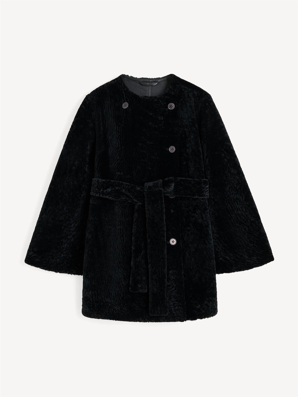 By Malene Birger Sannie kåpe i sort, laget av 100% lammeskinn og pels, med en tidløs og kort design.