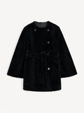 By Malene Birger Sannie kåpe i sort, laget av 100% lammeskinn og pels, med en tidløs og kort design.