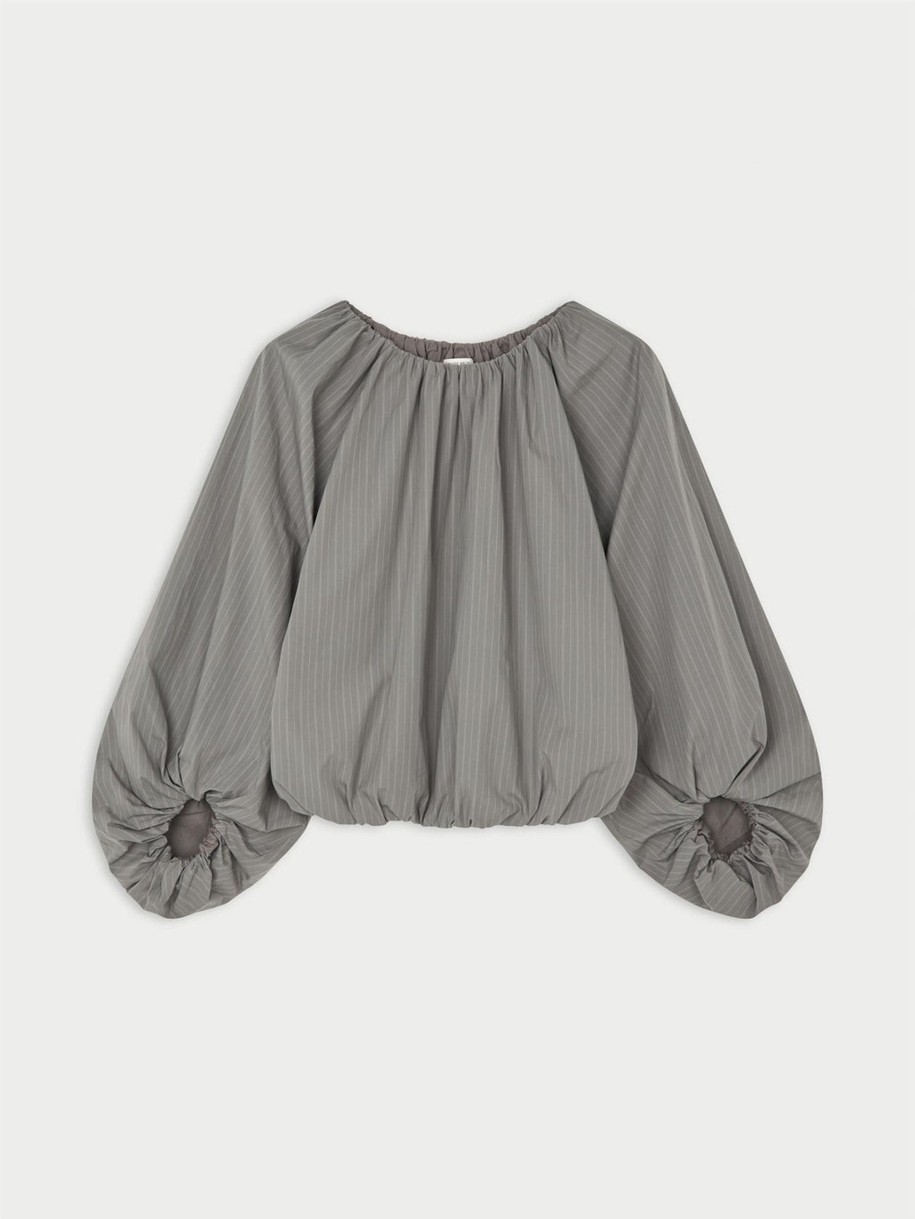 SEMARA bluse fra By Malene Birger i fargen grå, laget i 100% organisk bomull. Raglanermer med ballongfasong, elastisk båthalsinspirert utringning, strikk i mansjettene og cropped lengde.