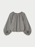 SEMARA bluse fra By Malene Birger i fargen grå, laget i 100% organisk bomull. Raglanermer med ballongfasong, elastisk båthalsinspirert utringning, strikk i mansjettene og cropped lengde.