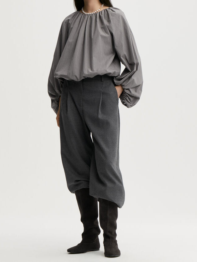 SEMARA bluse fra By Malene Birger i fargen grå, laget i 100% organisk bomull. Raglanermer med ballongfasong, elastisk båthalsinspirert utringning, strikk i mansjettene og cropped lengde.