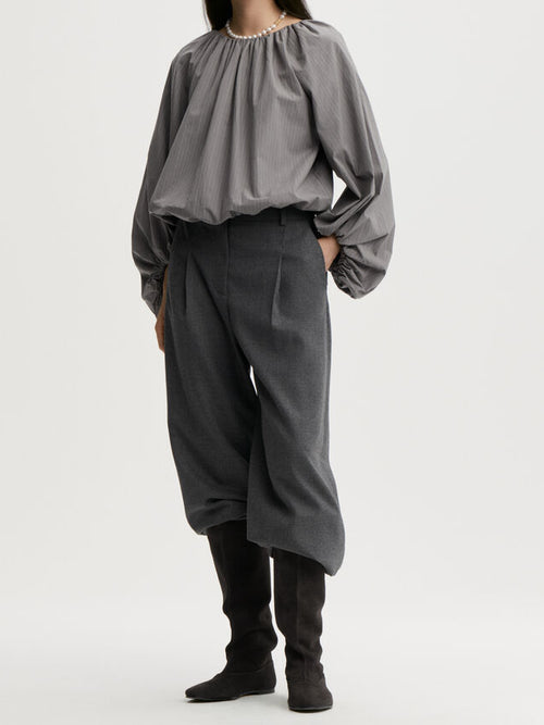 SEMARA bluse fra By Malene Birger i fargen grå, laget i 100% organisk bomull. Raglanermer med ballongfasong, elastisk båthalsinspirert utringning, strikk i mansjettene og cropped lengde.
