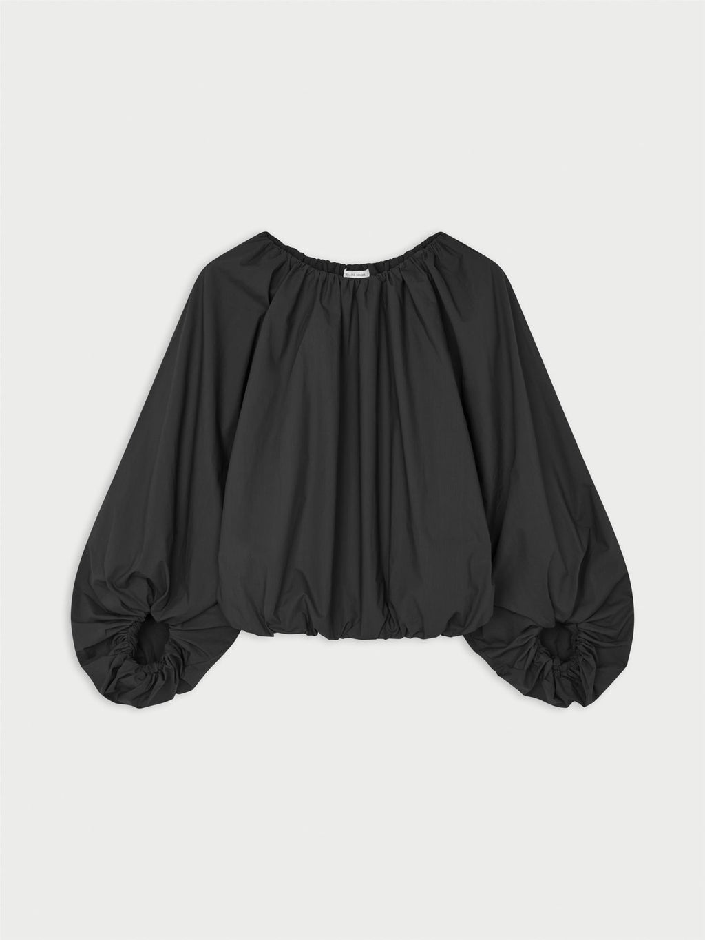 SEMARA bluse fra By Malene Birger i fargen sort, laget i 100% organisk bomull. Raglanermer med ballongfasong, elastisk båthalsinspirert utringning, strikk i mansjettene og cropped lengde.