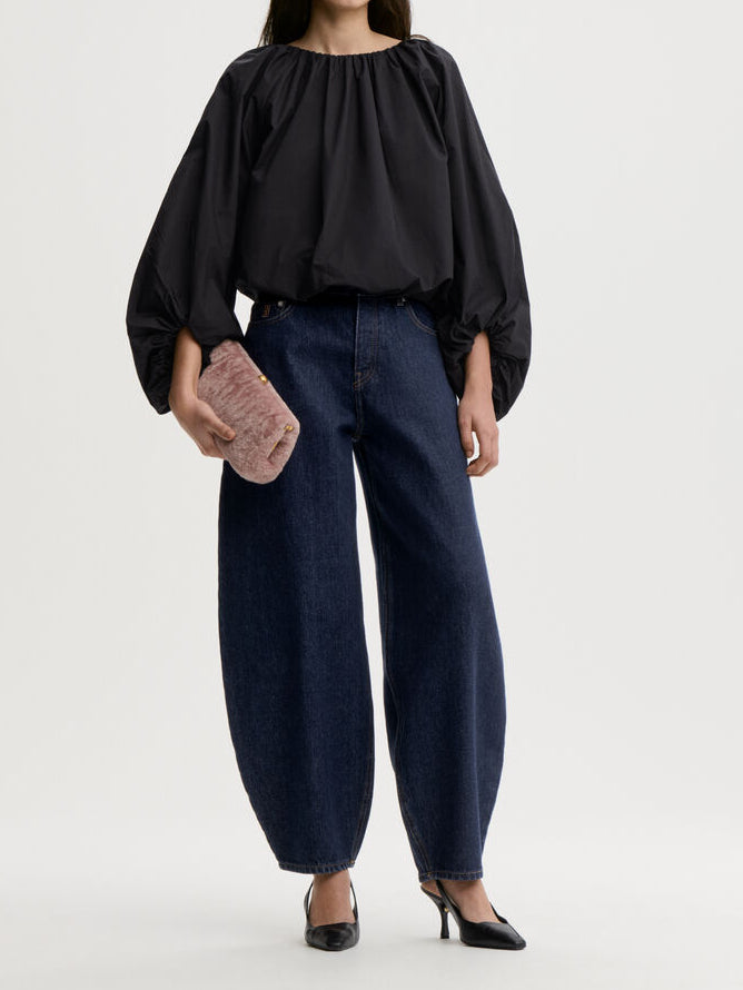 SEMARA bluse fra By Malene Birger i fargen sort, laget i 100% organisk bomull. Raglanermer med ballongfasong, elastisk båthalsinspirert utringning, strikk i mansjettene og cropped lengde.