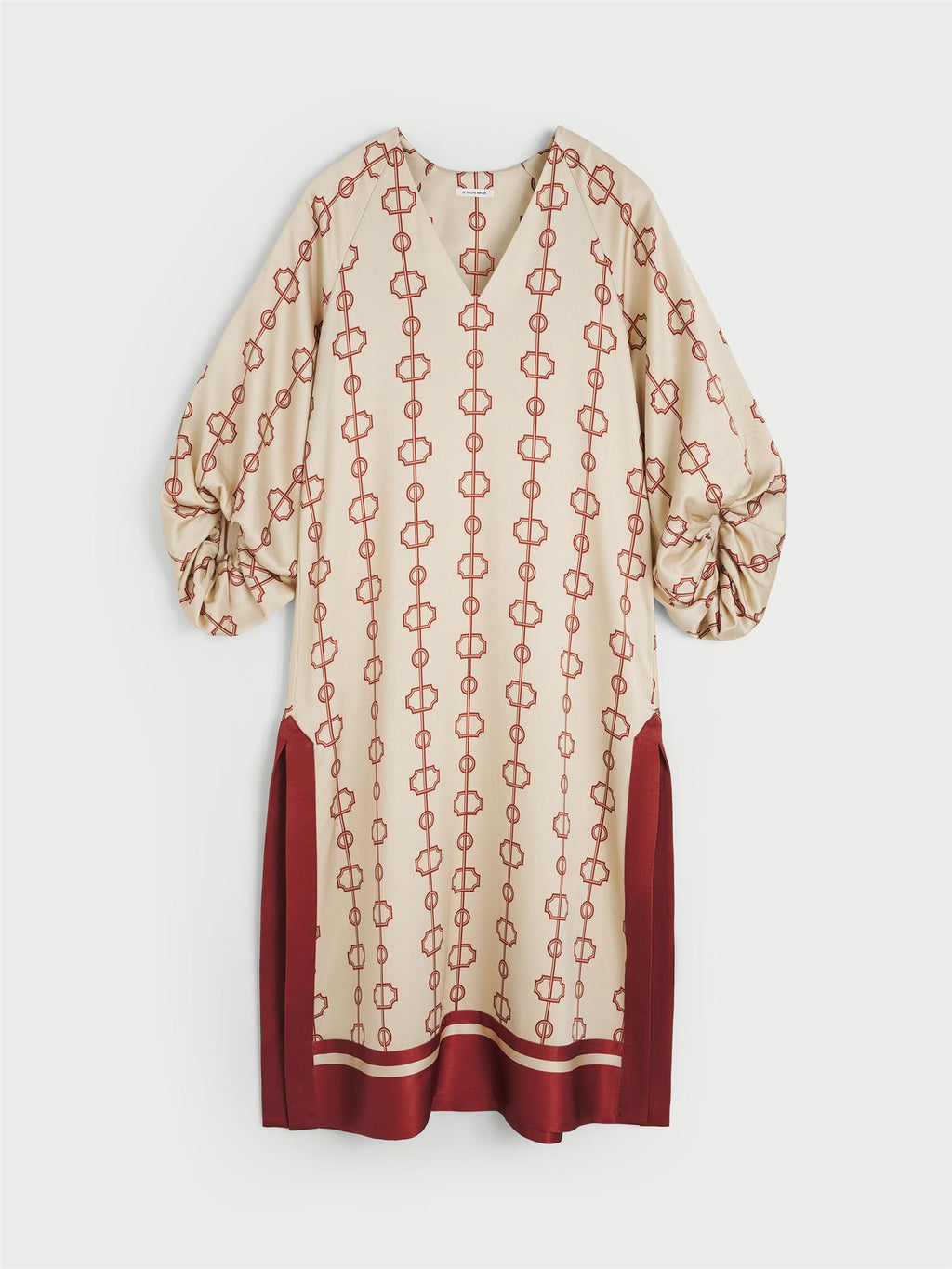 SEMIRA kjole fra By Malene Birger med egenutviklet print, laget i 85% acetat og 15% polyester. Rett i kroppen med maxilengde, splitt i siden og kontrastfarge nederst.