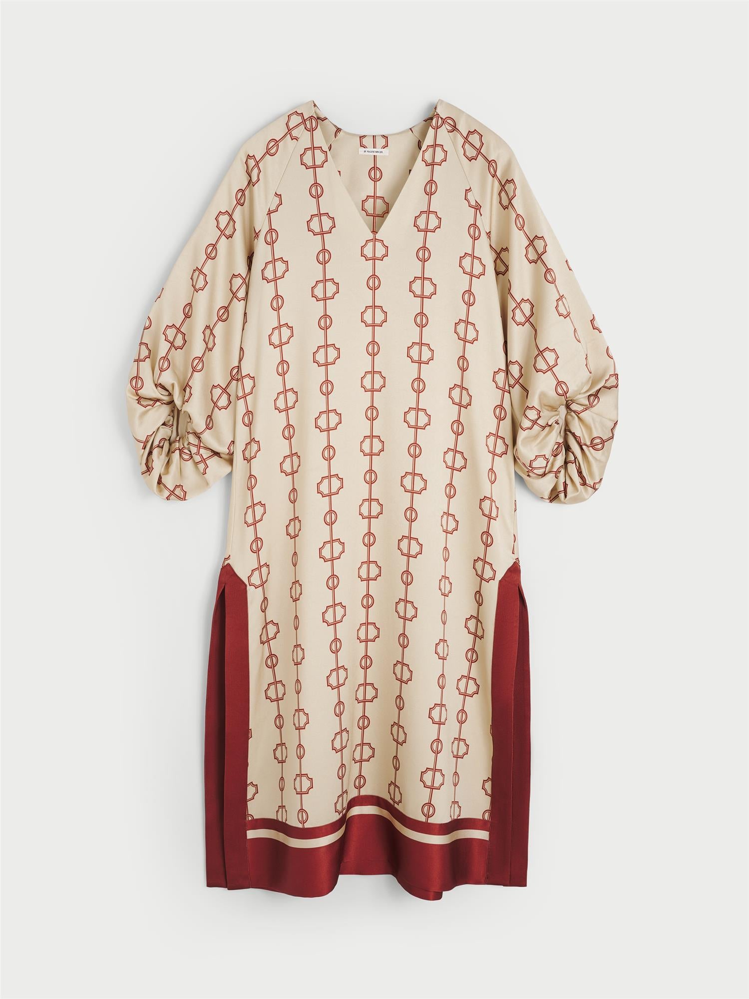 SEMIRA kjole fra By Malene Birger med egenutviklet print, laget i 85% acetat og 15% polyester. Rett i kroppen med maxilengde, splitt i siden og kontrastfarge nederst.