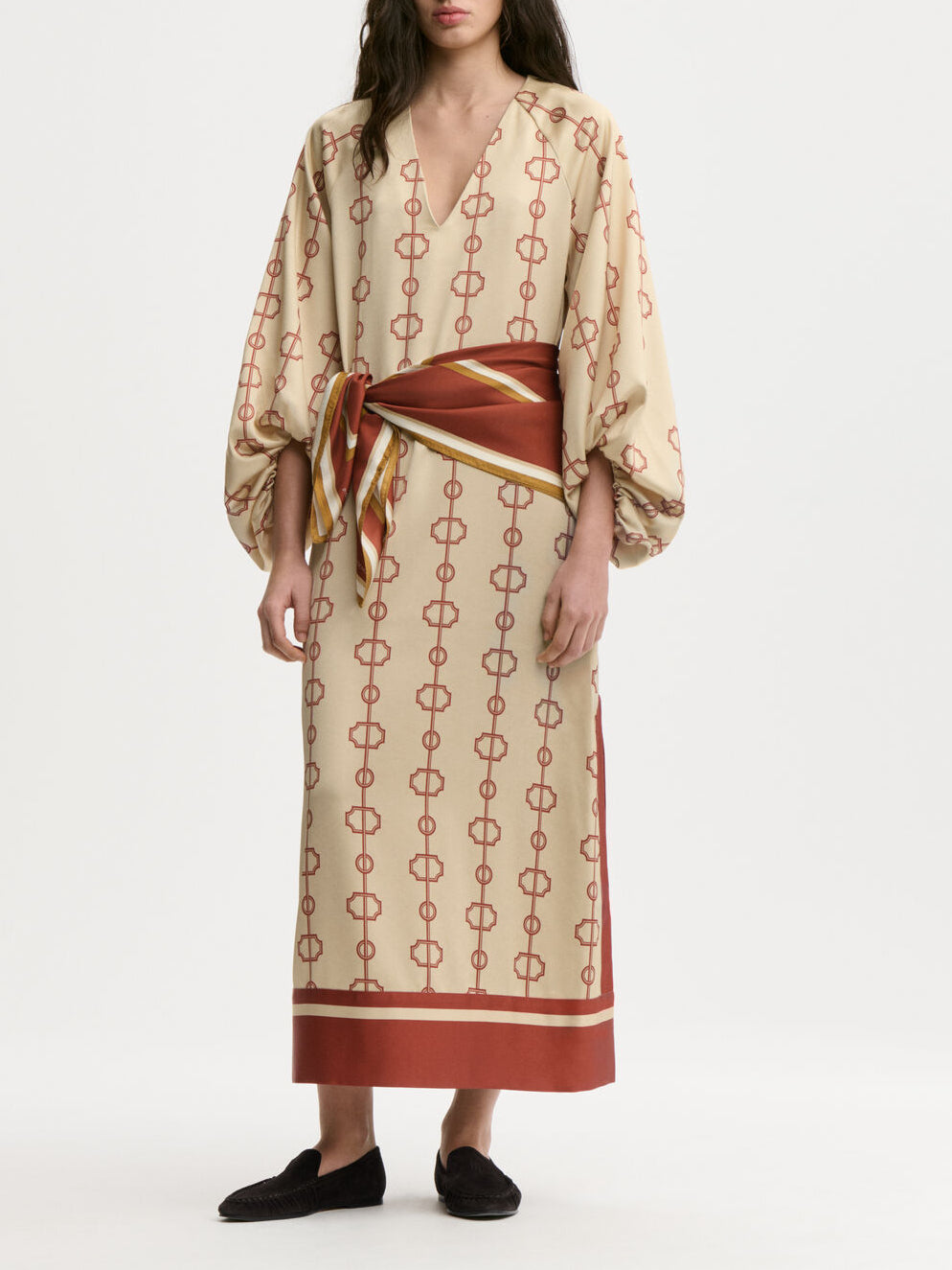SEMIRA kjole fra By Malene Birger med egenutviklet print, laget i 85% acetat og 15% polyester. Rett i kroppen med maxilengde, splitt i siden og kontrastfarge nederst.