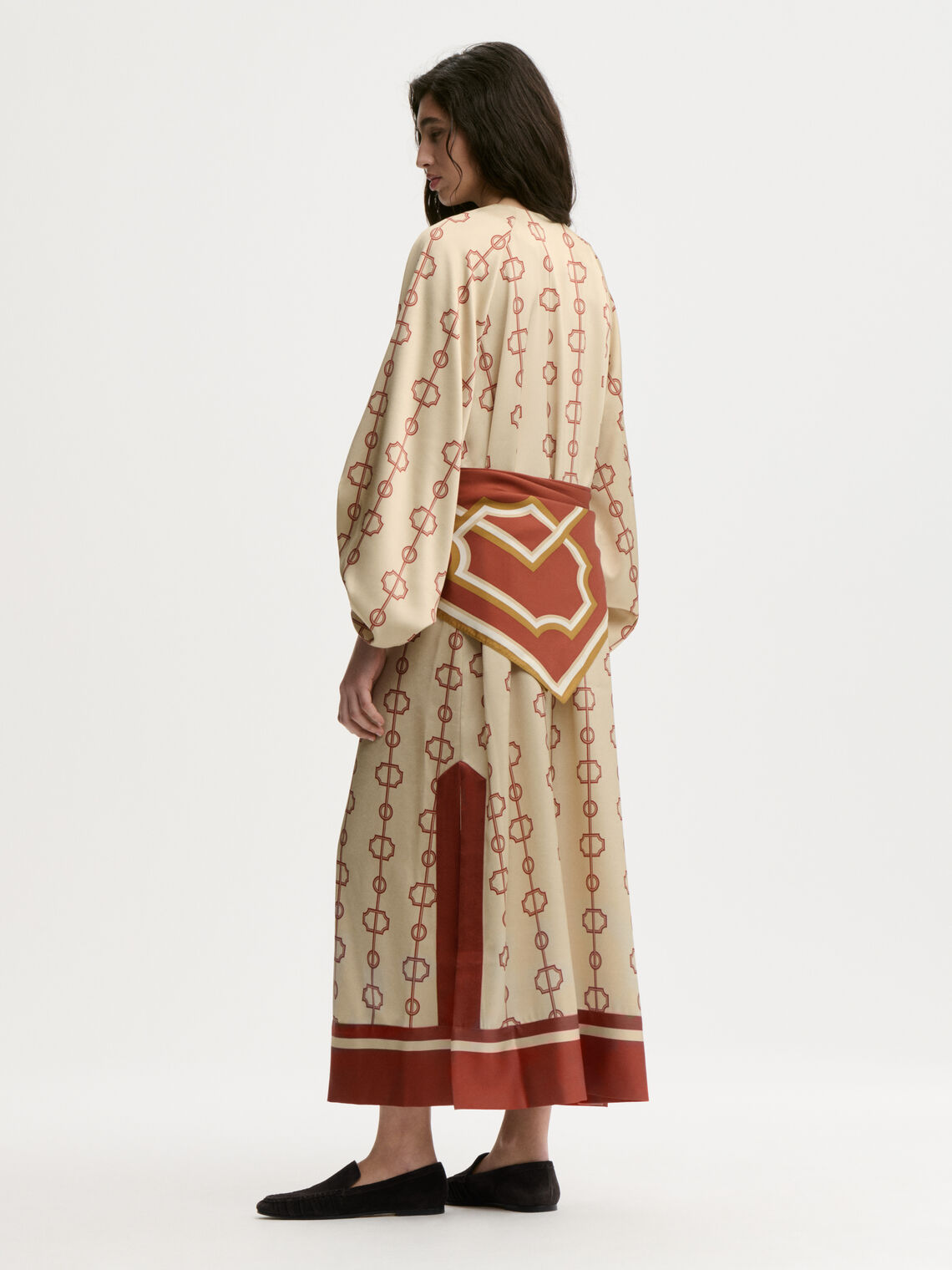 SEMIRA kjole fra By Malene Birger med egenutviklet print, laget i 85% acetat og 15% polyester. Rett i kroppen med maxilengde, splitt i siden og kontrastfarge nederst.
