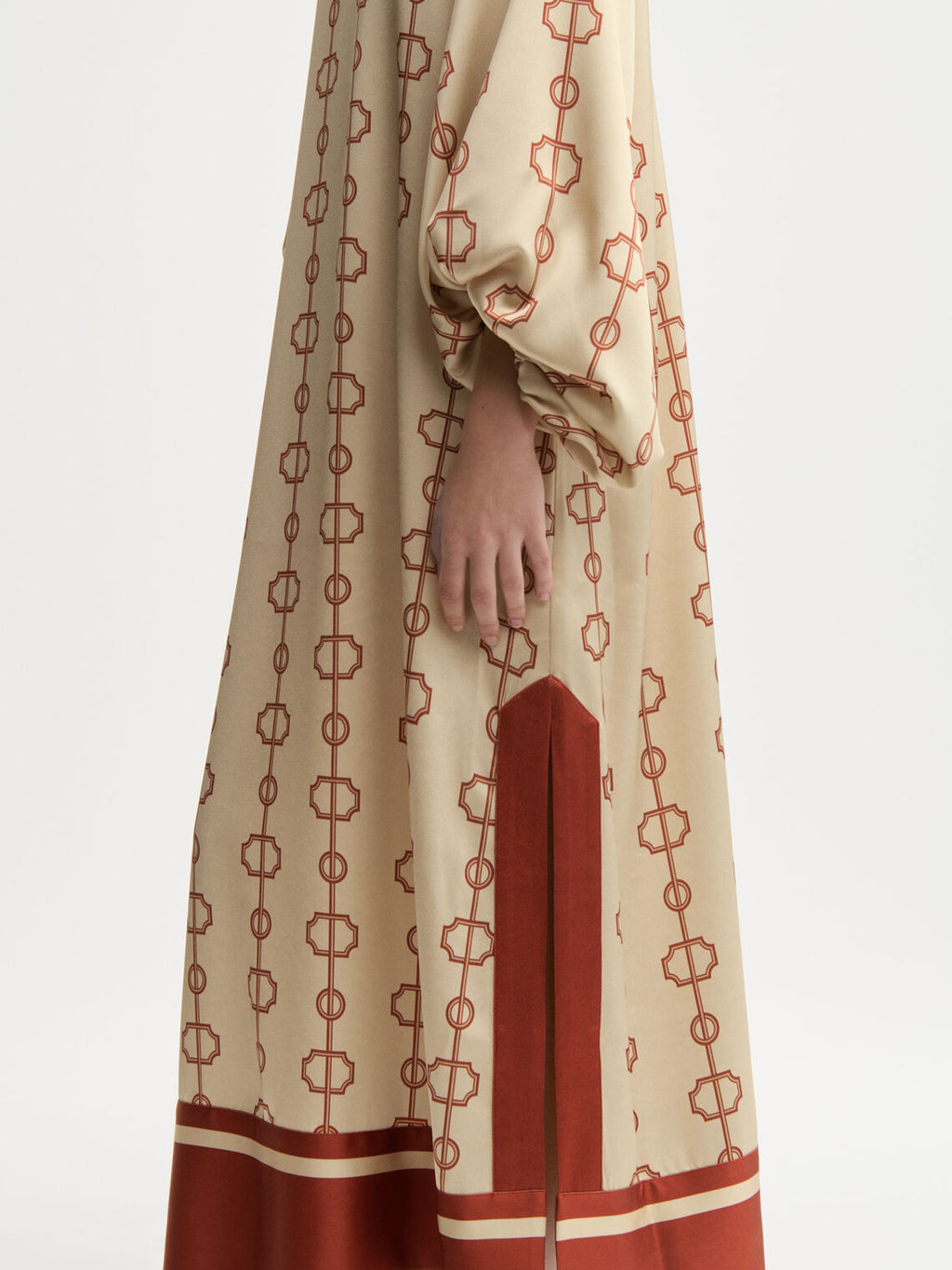 SEMIRA kjole fra By Malene Birger med egenutviklet print, laget i 85% acetat og 15% polyester. Rett i kroppen med maxilengde, splitt i siden og kontrastfarge nederst.