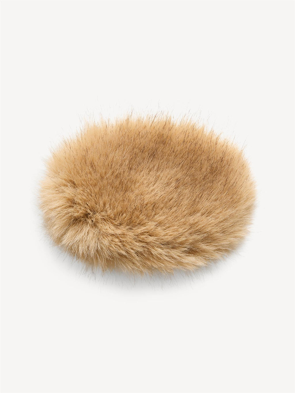 By Malene Birger Shelan hårspenne, med en leken faux fur-struktur og laget av 100% polyester.